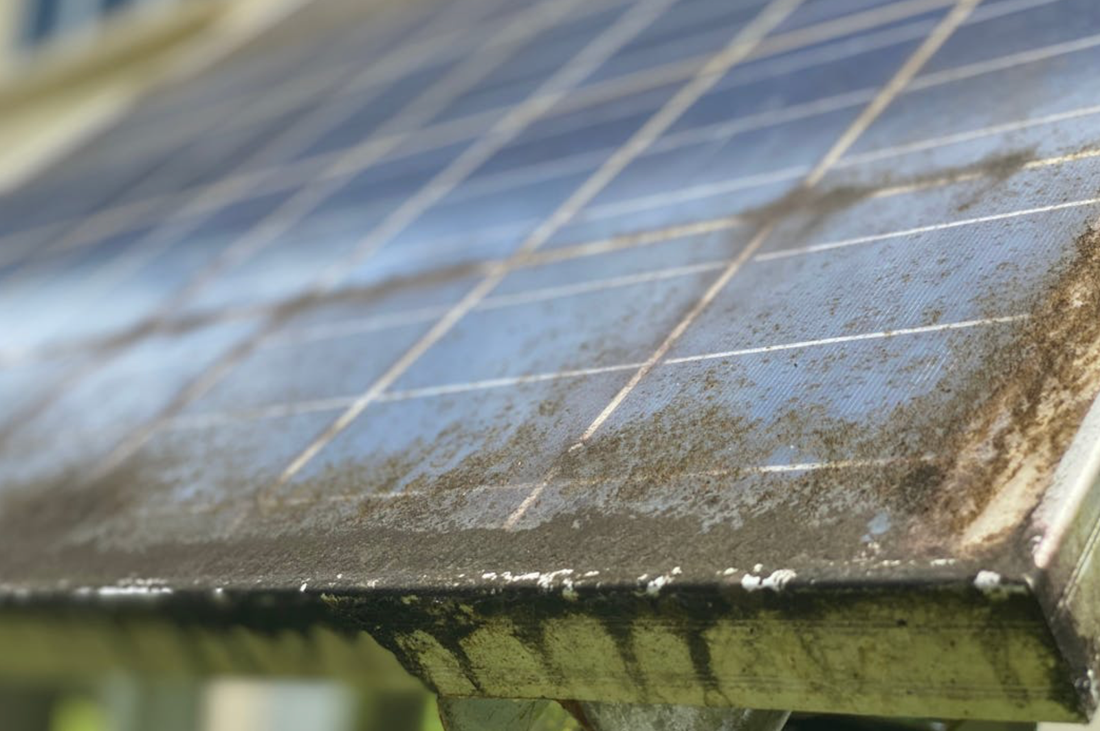 Los paneles solares diseñados para durar décadas no se pueden reciclar ni reparar
